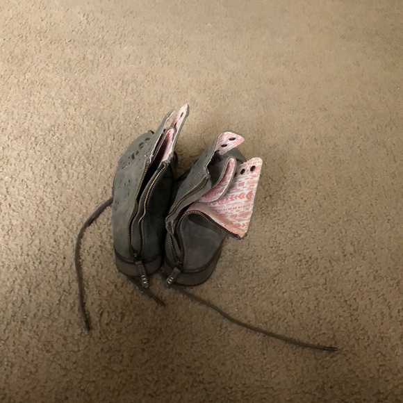 Grey Roxy boots - Picture 3 of 3